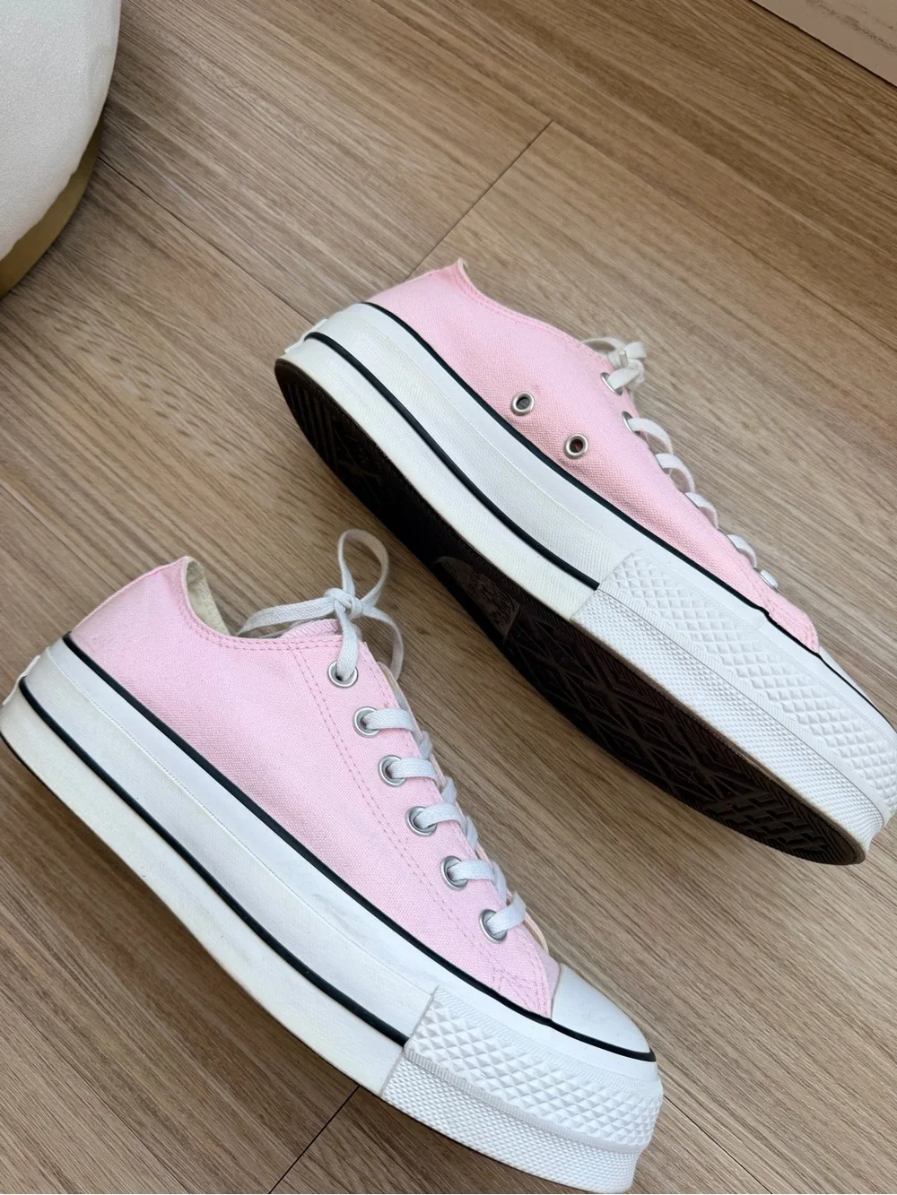 Converse Low Top Sneakers in Light Pink and White - Platform